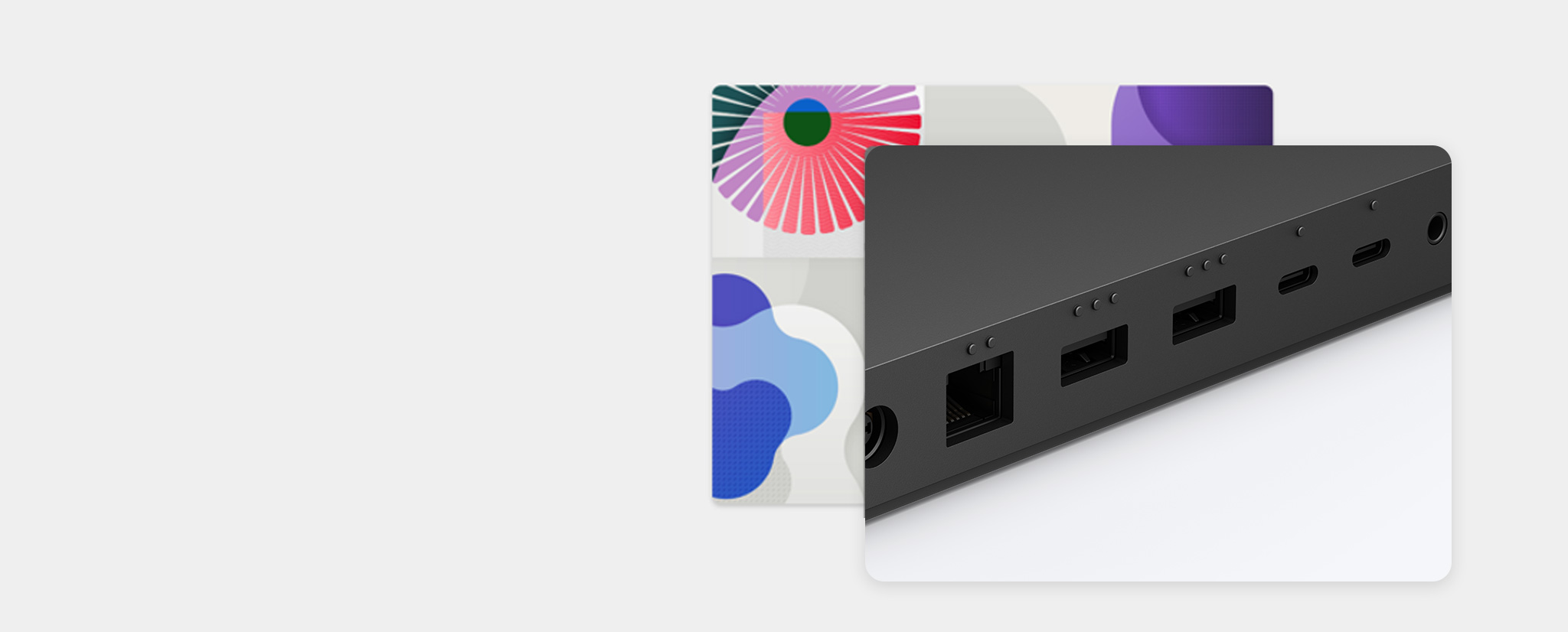 Surface Thunderbolt™ 4 扩展坞的后置端口及其上面凸起的触觉指示点的特写视图。