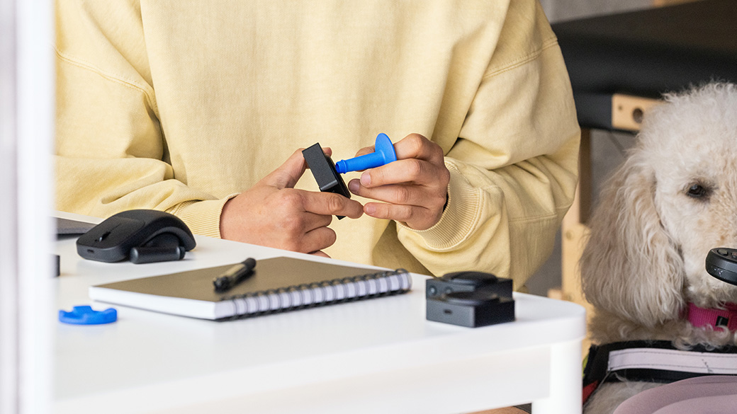 一个人用 3D 打印附件设置 Microsoft 自适应配件。