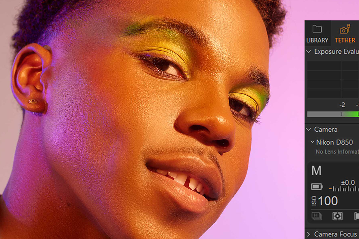 Surface Laptop Studio 2 在屏幕上显示一位年轻男士，显示屏上弹出 Capture One 的菜单项。