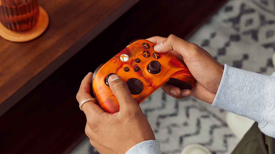 Xbox 无线控制器 - 烈火风暴特别版上 Xbox、视图、菜单和分享按键的特写。