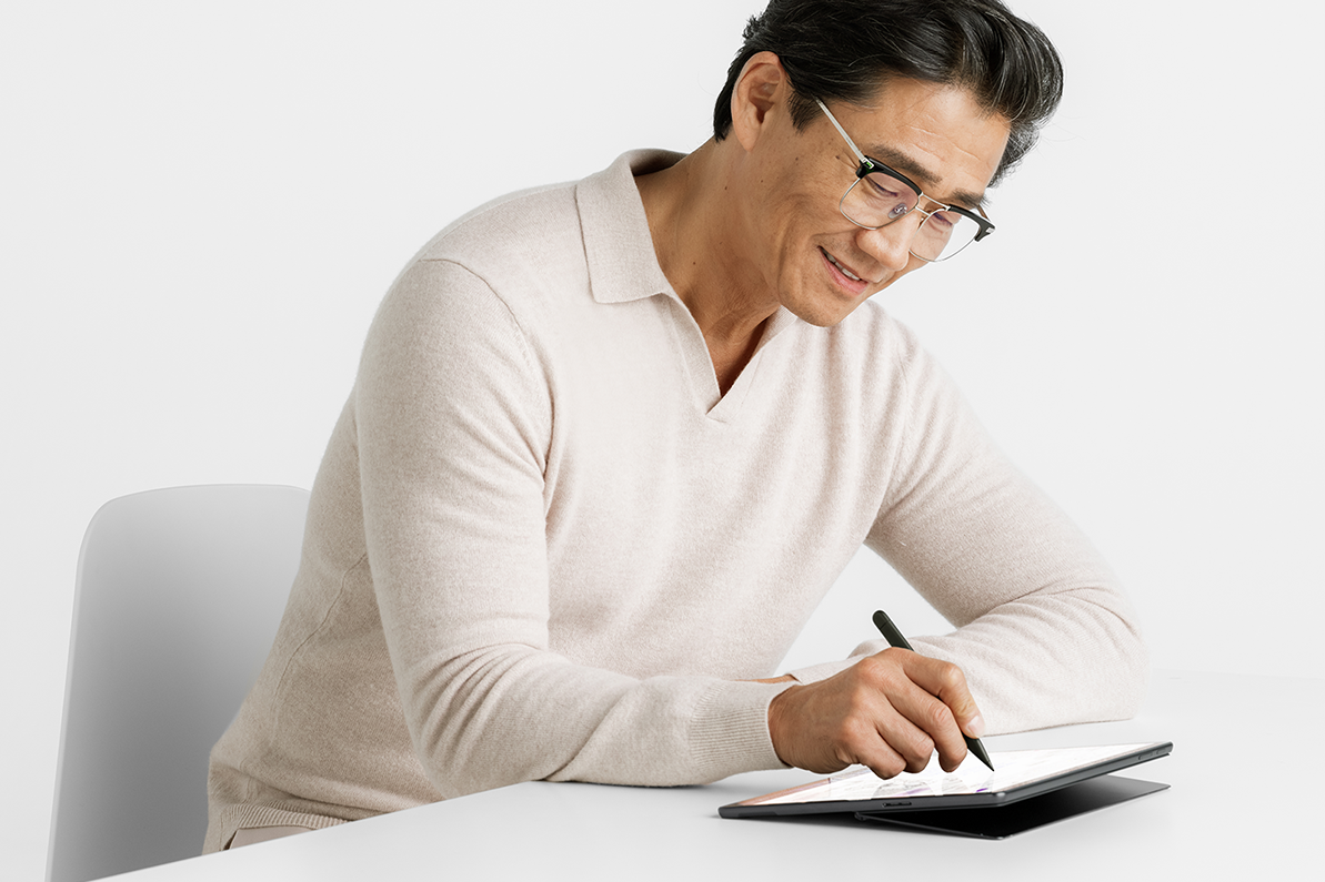 一个人使用 Surface 超薄触控笔商用版在Surface Pro 10 商用版的触摸屏上书写。