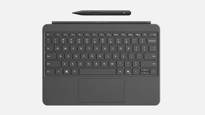 一支 Surface 超薄触控笔置于 Surface Pro 12 英寸键盘盖上方。