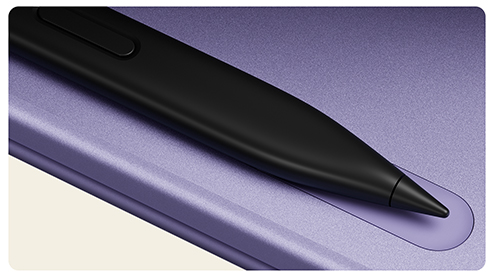  Surface 超薄触控笔置于罗兰紫 Surface Pro 笔槽中。