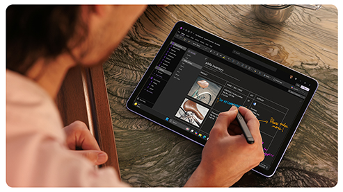 一人使用 Surface 超薄触控笔在 Surface Pro 上记笔记。