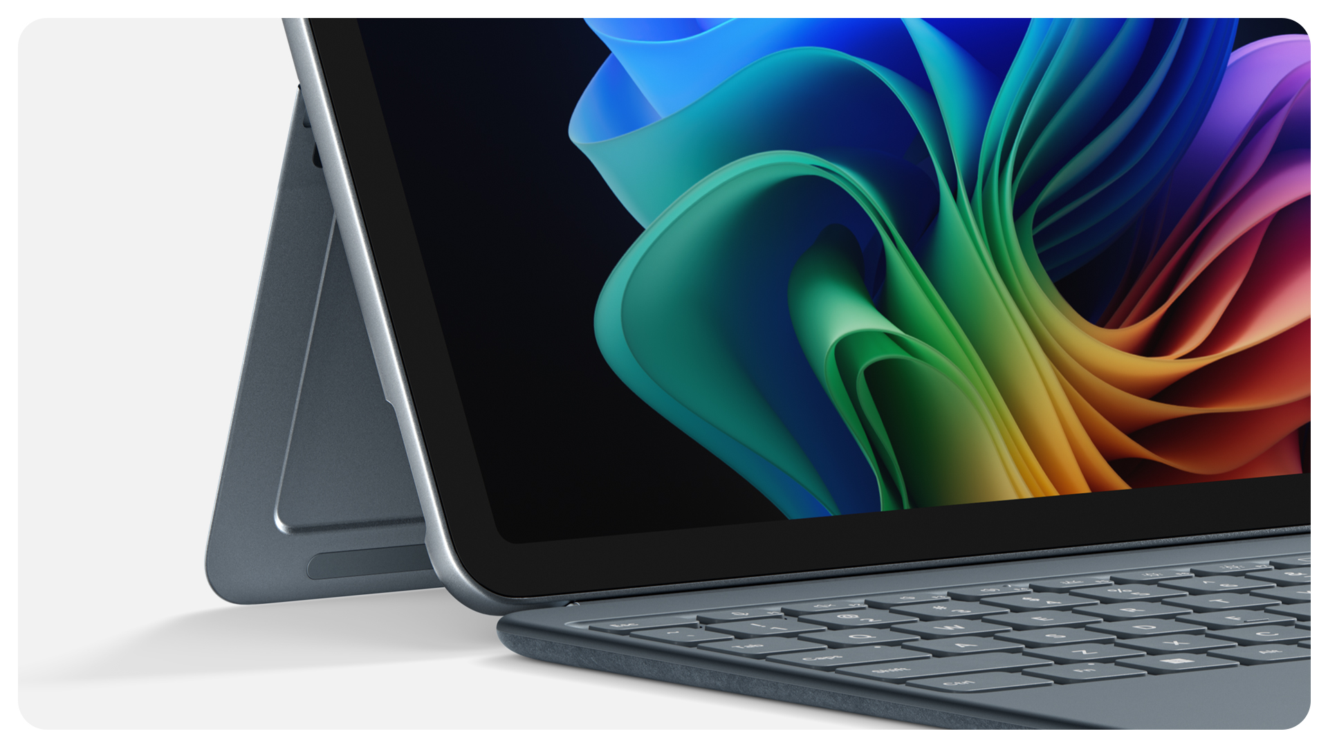 碧海青 Surface Pro 12 英寸键盘盖和 Surface Pro 的侧视图。