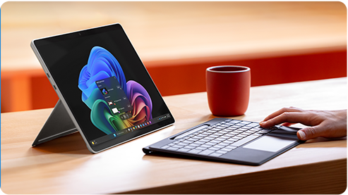 一个人在使用 Surface Pro 商用版，搭配拆离的 Surface Pro 13 英寸 Flex 键盘盖。