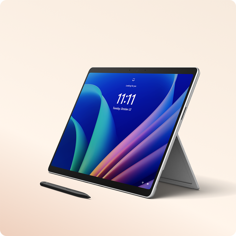 一支超薄触控笔，以及一台翻开内置一体式支架的 Surface Pro 商用版。