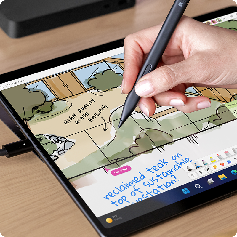 一个人在使用超薄触控笔在 Surface Pro 商用版的触控屏上绘画。