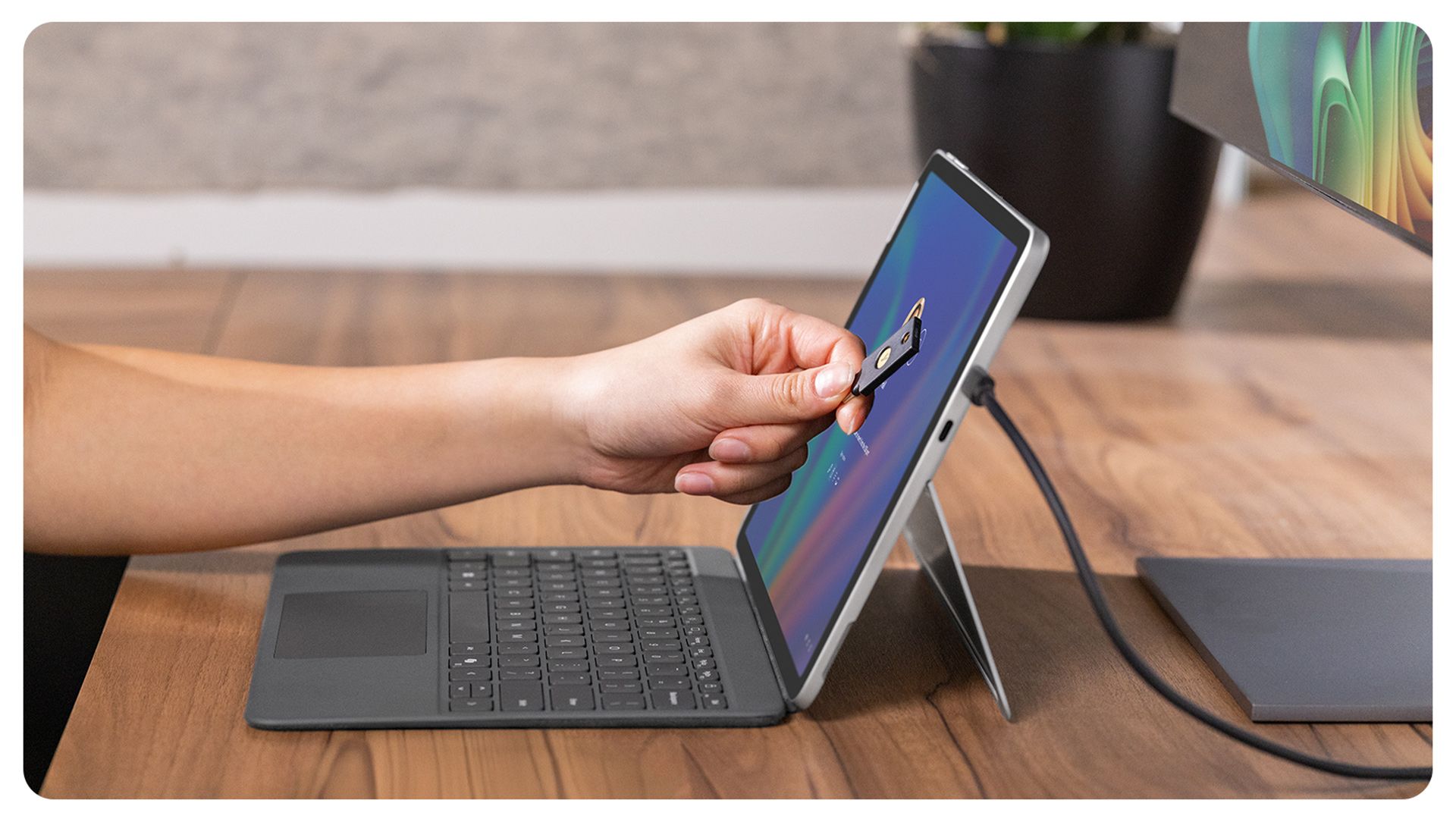 一个人在使用 Surface Pro 商用版上集成的 NFC 读卡器登录其设备。