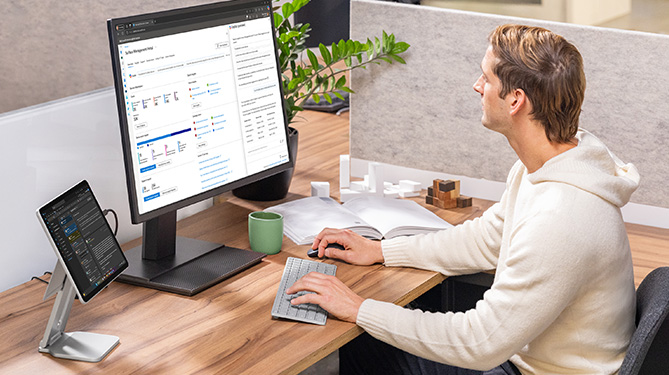 一个人在桌面上使用 Surface Pro 商用版, Windows 11 AI+ PC, 12 英寸 | Snapdragon。