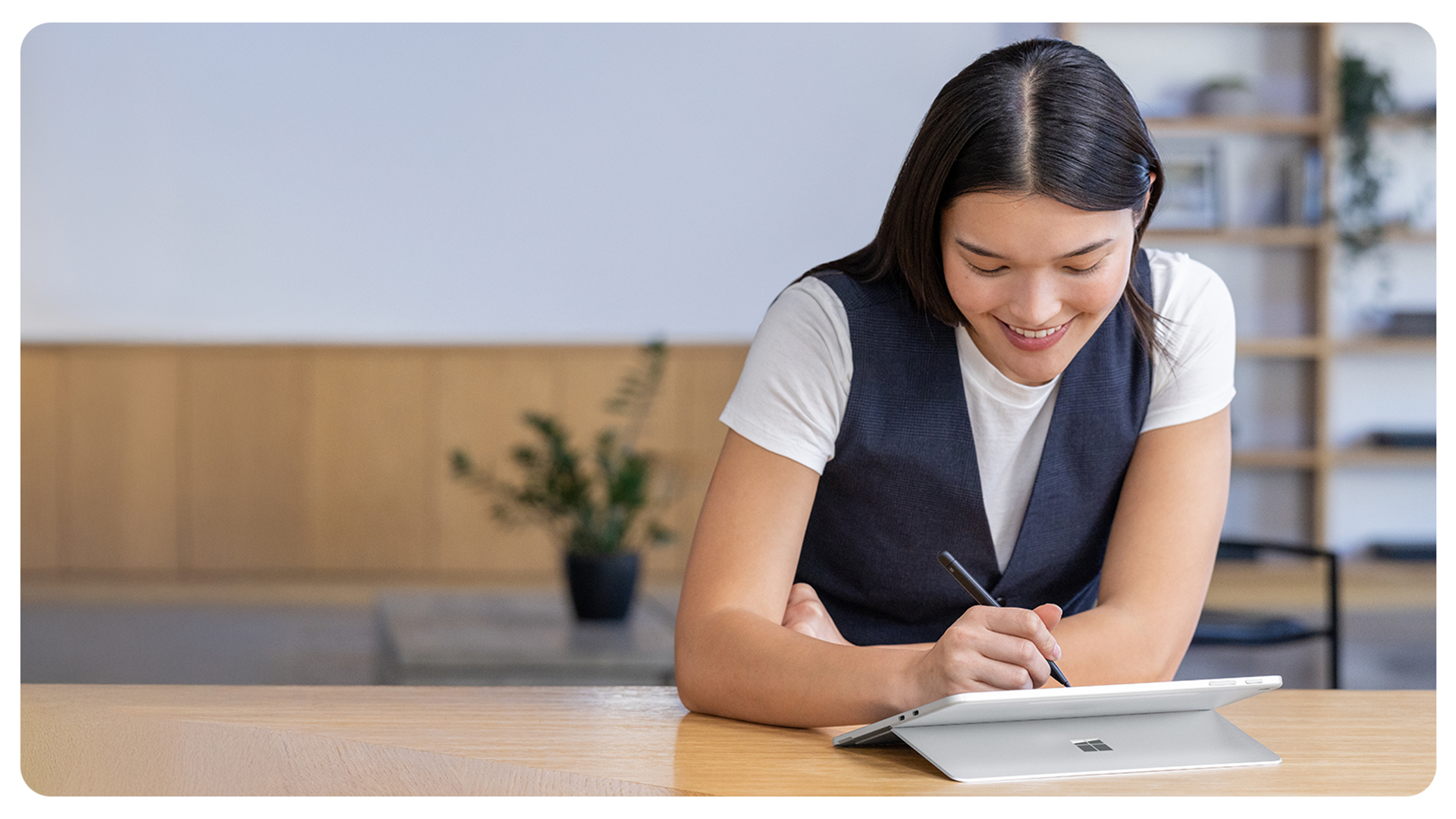 一个人在使用超薄触控笔在 Surface Pro 商用版的触控屏上绘画。