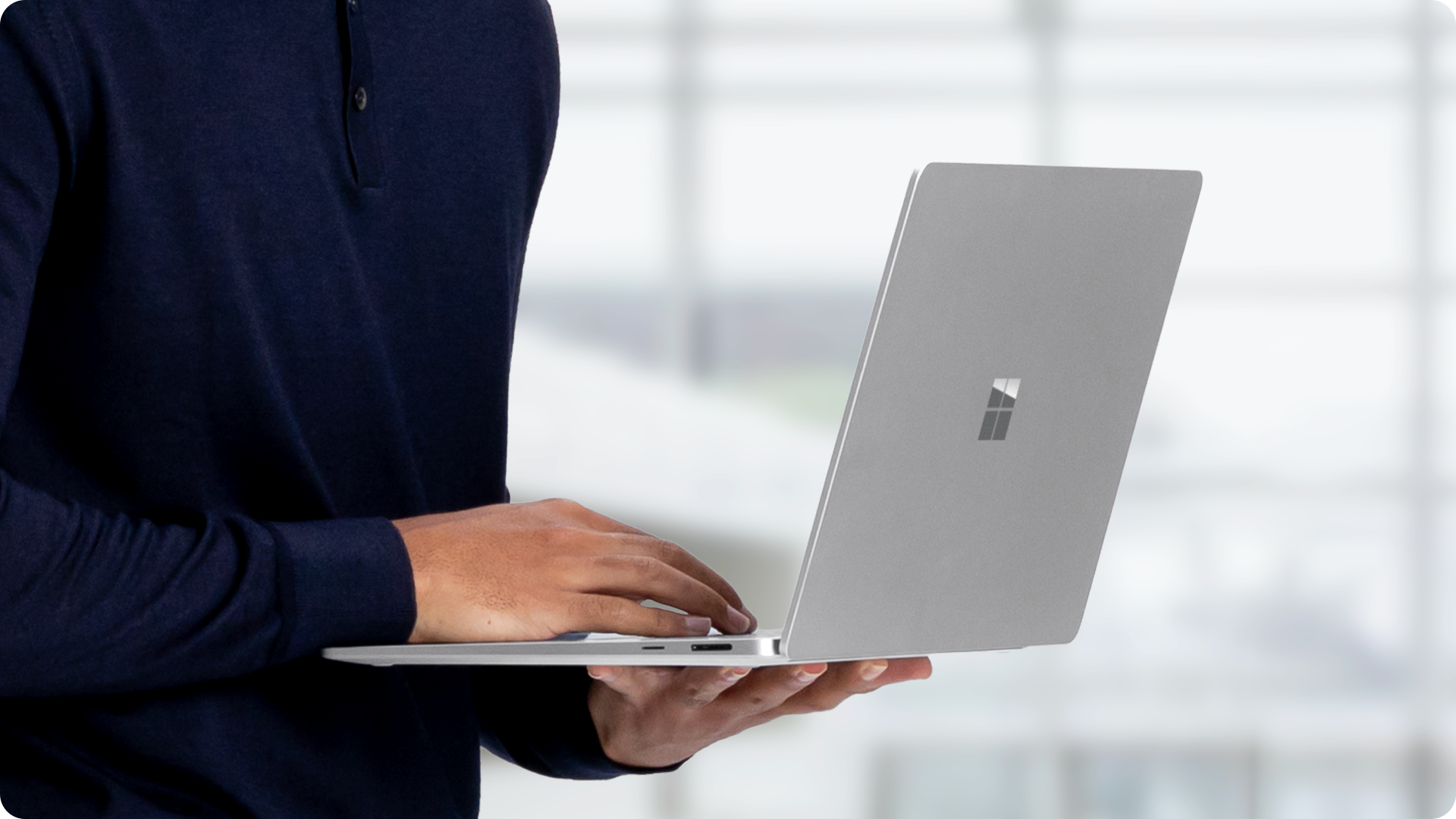 用户手持 Surface Laptop 商用版的特写画面。