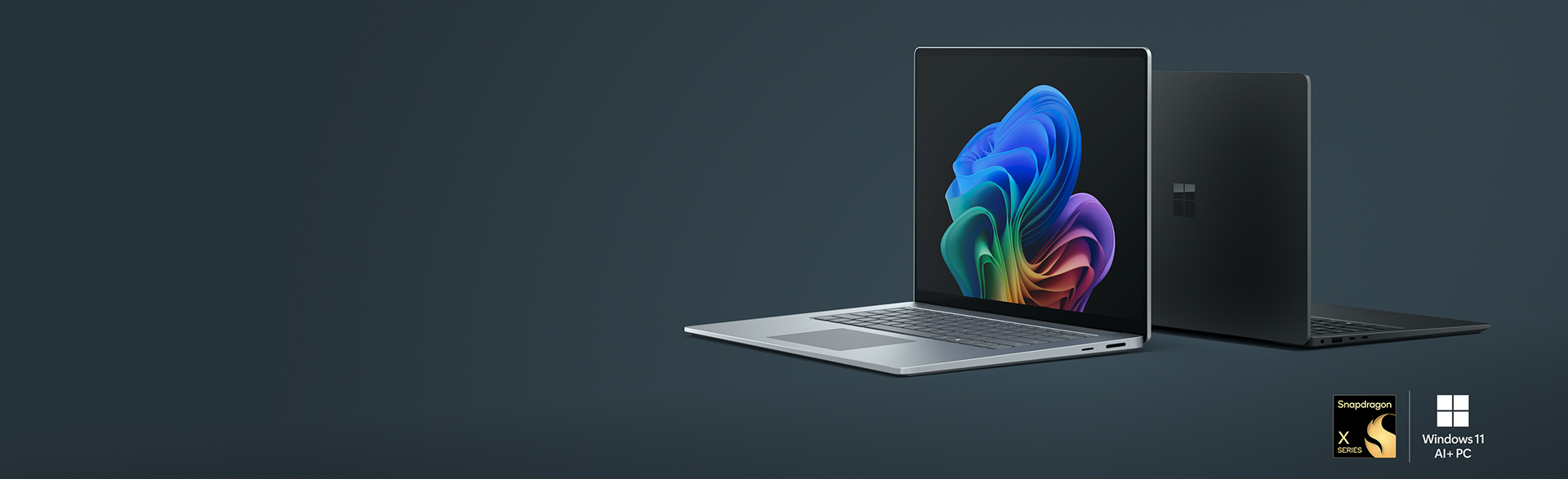亮铂金配色的 15 英寸 Surface Laptop 商用版 与典雅黑配色的 13.8 英寸 Surface Laptop 商用版 背靠背展示，二者均为搭载 Snapdragon® 处理器的 Windows 11 AI+ PC。