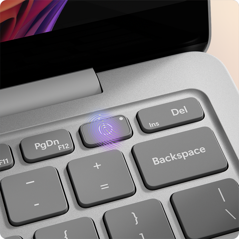 Surface Laptop 商用版键盘上指纹电源按钮的特写视图。