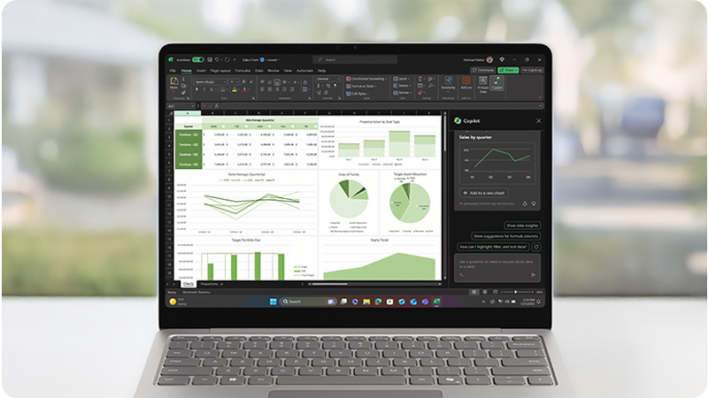 人物手持 Surface Laptop 商用版的特写，展示设备的便携性。