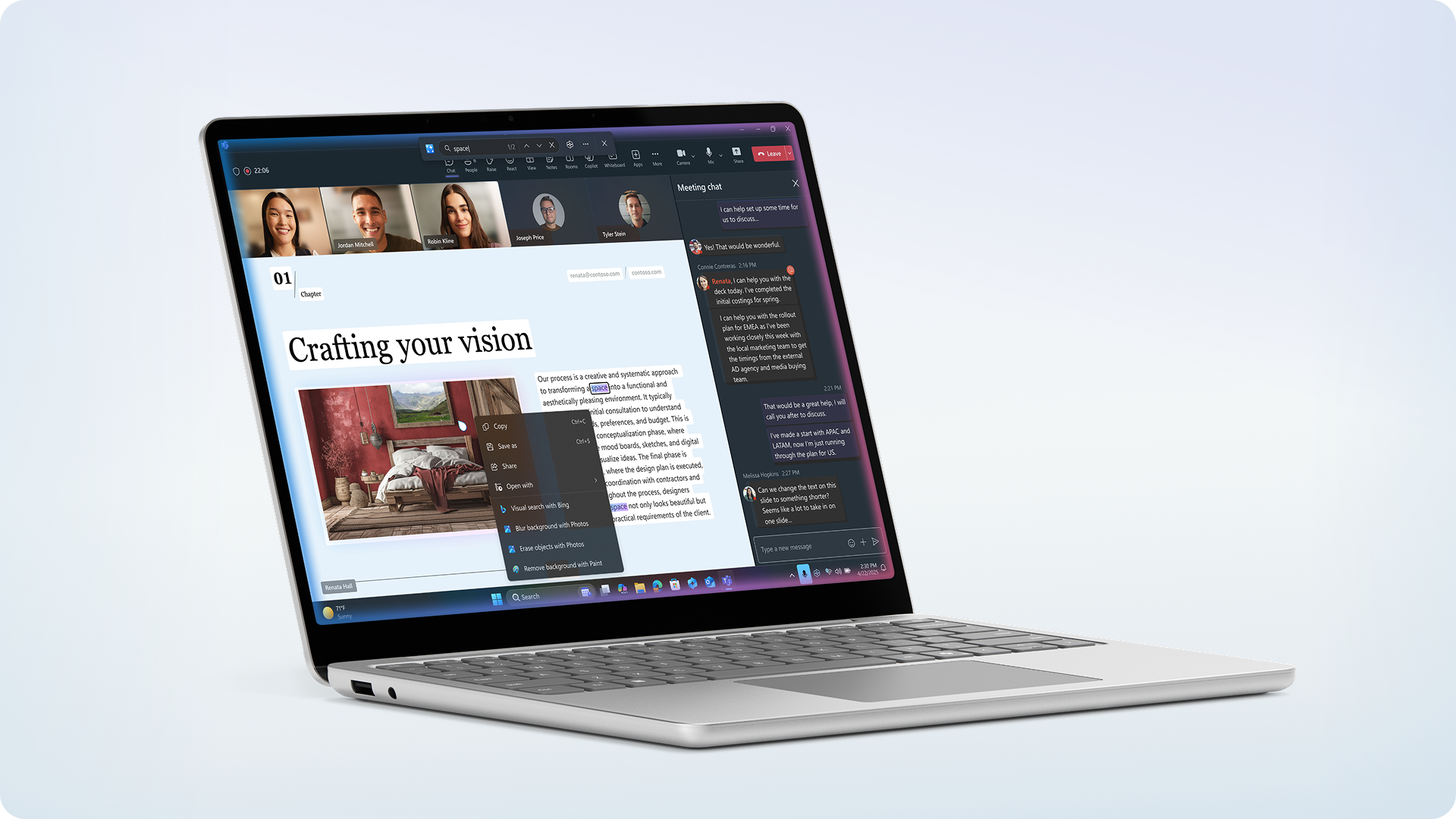 一台 Surface Laptop 商用版的屏幕正在显示 Teams 演示文稿。