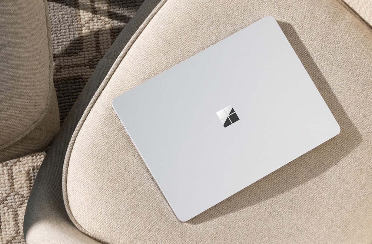 Surface Laptop 商用版,Windows 11 AI PC亮铂金产品俯视图
