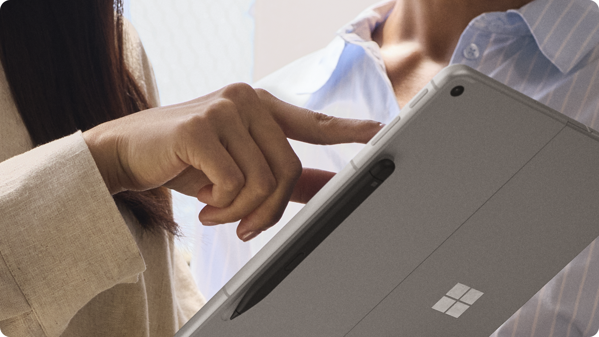 用户使用 Surface Pro 商用版时，可将超薄触控笔收纳于机身背面的内置存储空间。