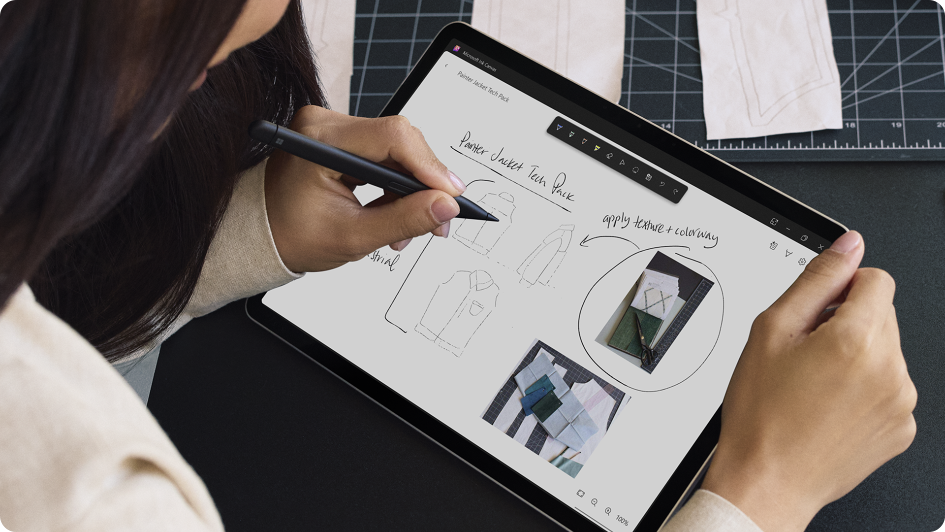 用户使用超薄触控笔在 Surface Pro 商用版上绘画。