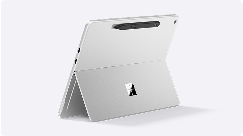 展开一体式支架的 Surface Pro 商用版的背面视图。