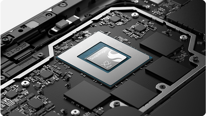 Surface Pro 商用版 主板上 Snapdragon® X2 Plus 芯片的特写。