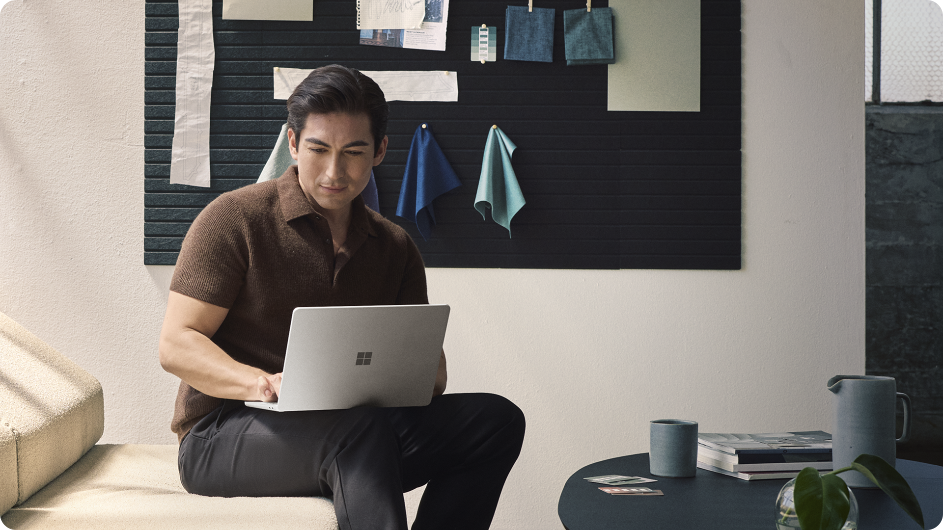一位使用者在未连接电源的情况下使用 Surface Laptop 商用版，展现无论是否插电都稳定一致的性能。