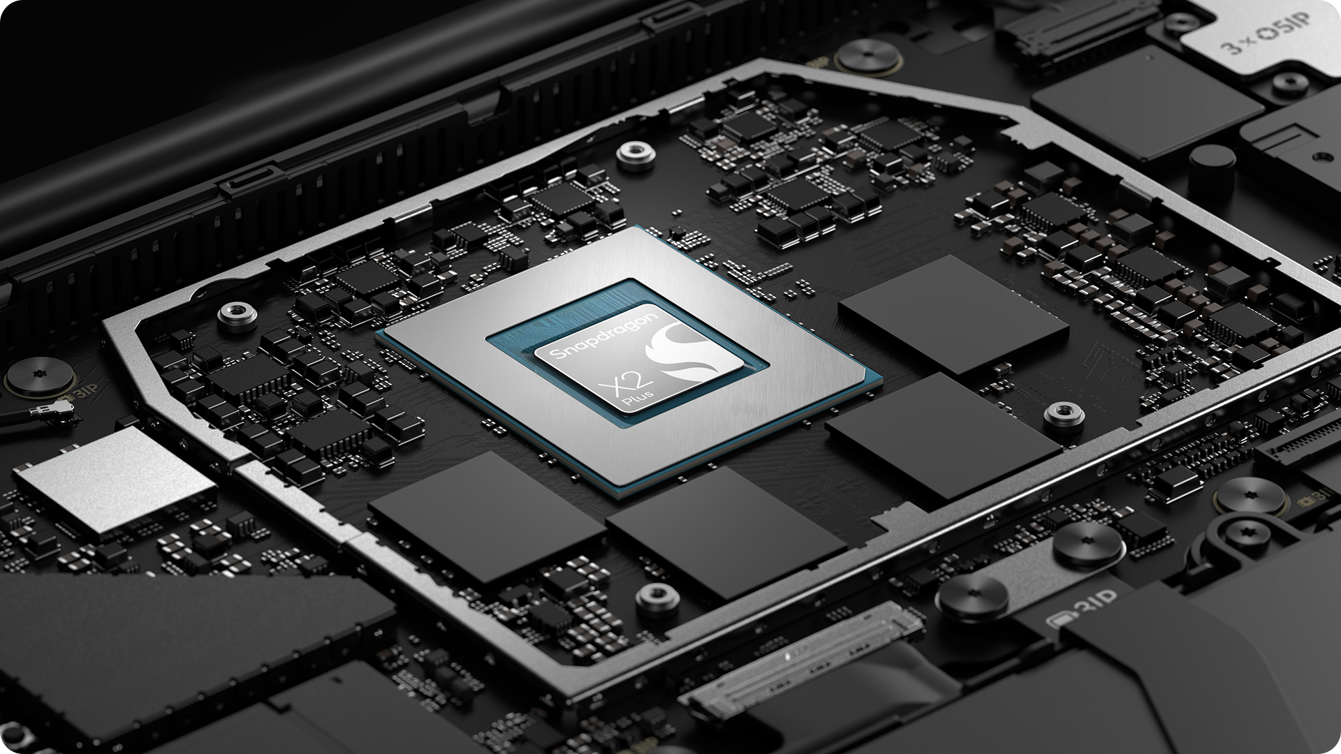 Surface Laptop 商用版 主板上 Snapdragon® X2 Plus 芯片的特写。