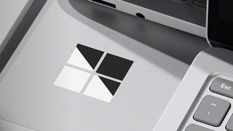 Surface Laptop 键盘的斜角特写视图。